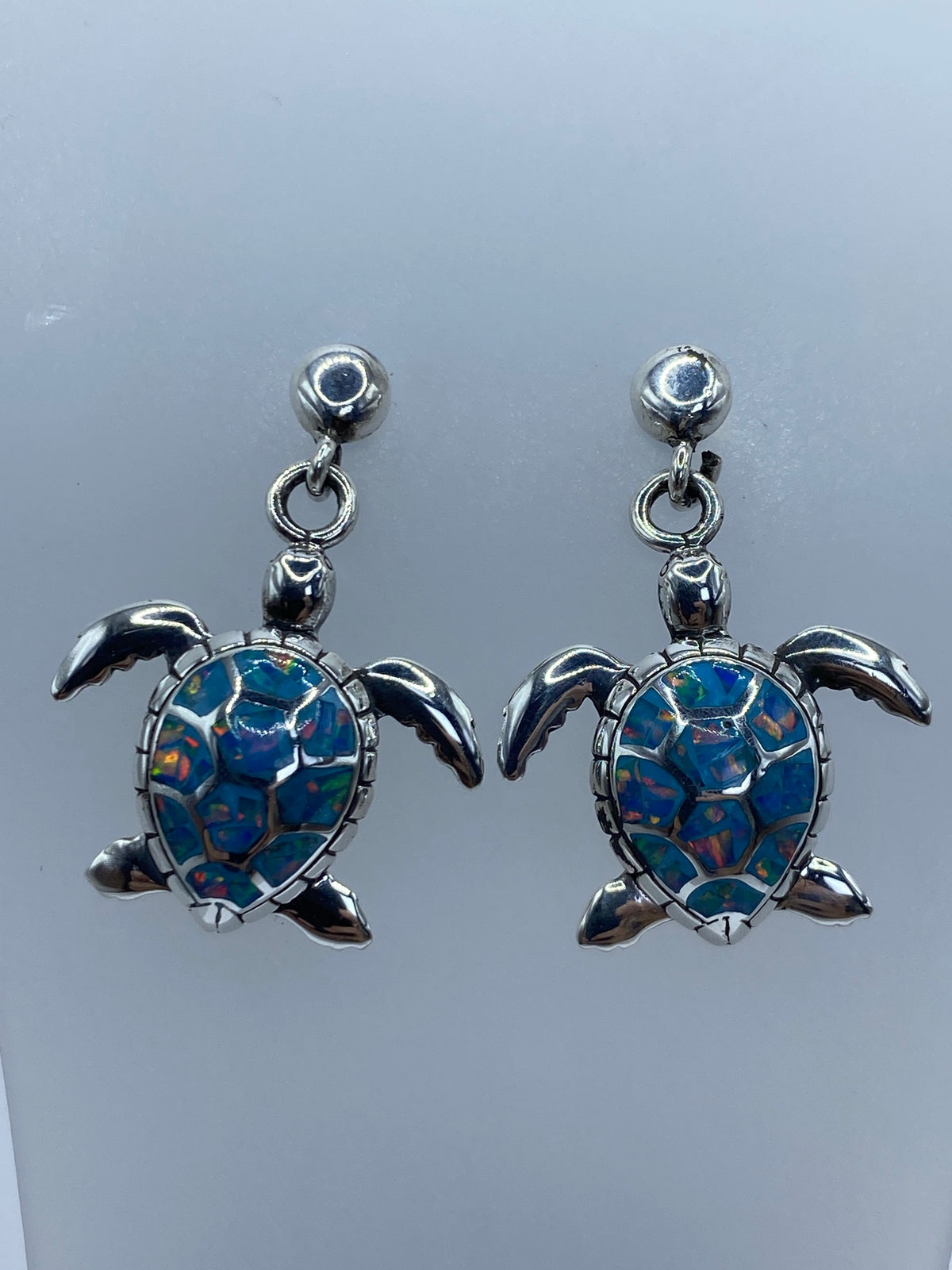 Par de aretes de plata con tortuga y ópalo de fuego multicolor en tonos azul, verde y rojo