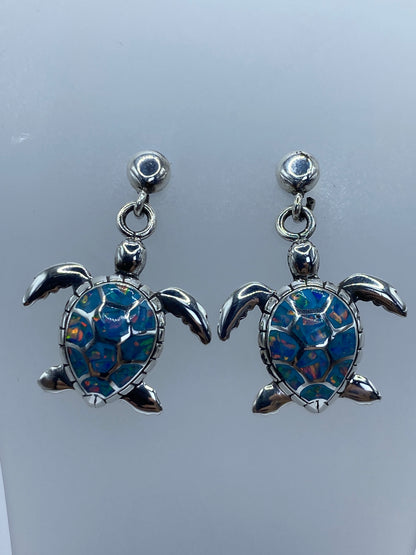 Par de aretes de plata con tortuga y ópalo de fuego multicolor en tonos azul, verde y rojo