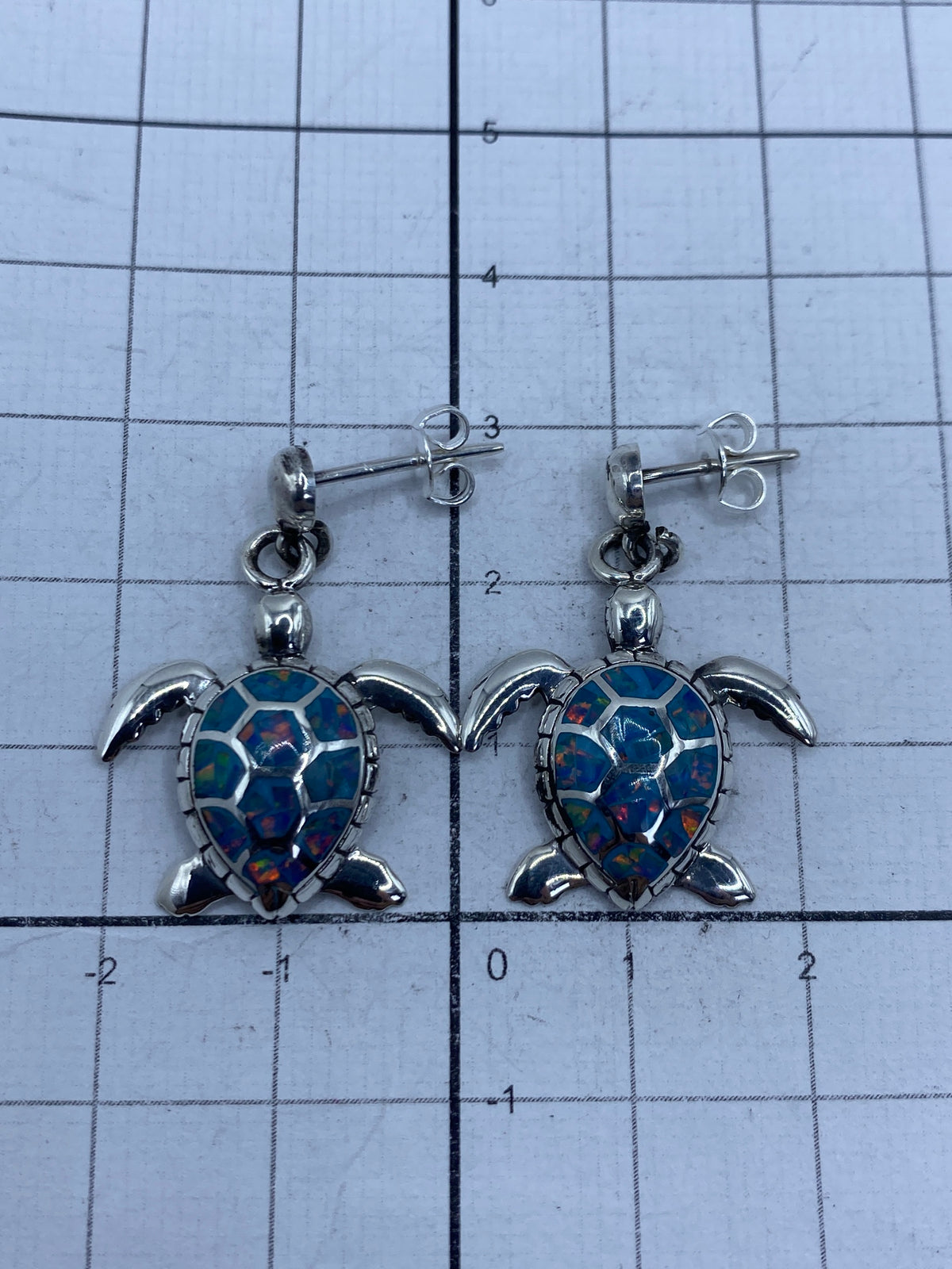 Aretes de tortuga en plata 950 con Quinto visible en el reverso del caparazón