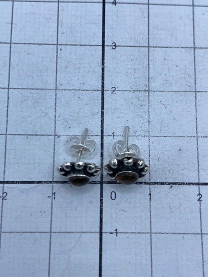 Aretes en la mano mostrando ligereza y comodidad, con postes de plata 925
