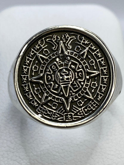 Anillo de plata repujado con el Calendario Azteca visto desde arriba en relieve detallado