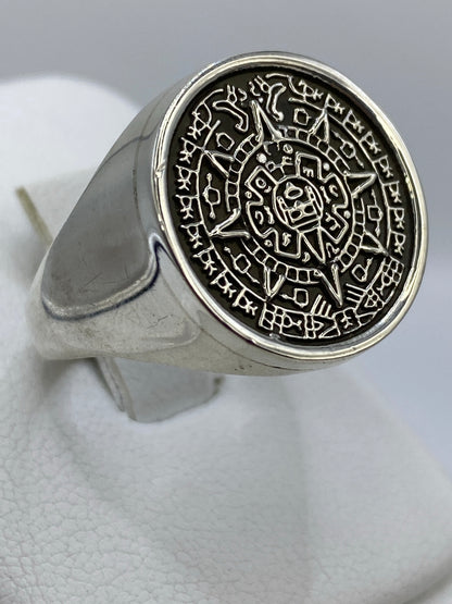 Anillo Calendario Azteca en plata 925 puesto en la mano mostrando el relieve martillado