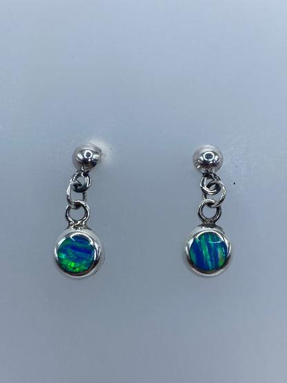 Par de aretes de plata con ópalo de fuego azul, 2 cm de largo, engaste de plata visible