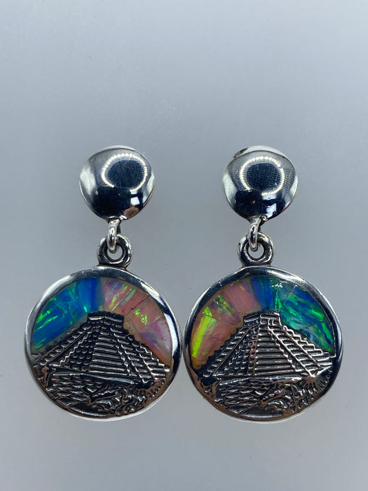 Par de aretes de plata 950 con ópalo de fuego multicolor y diseño de pirámide azteca