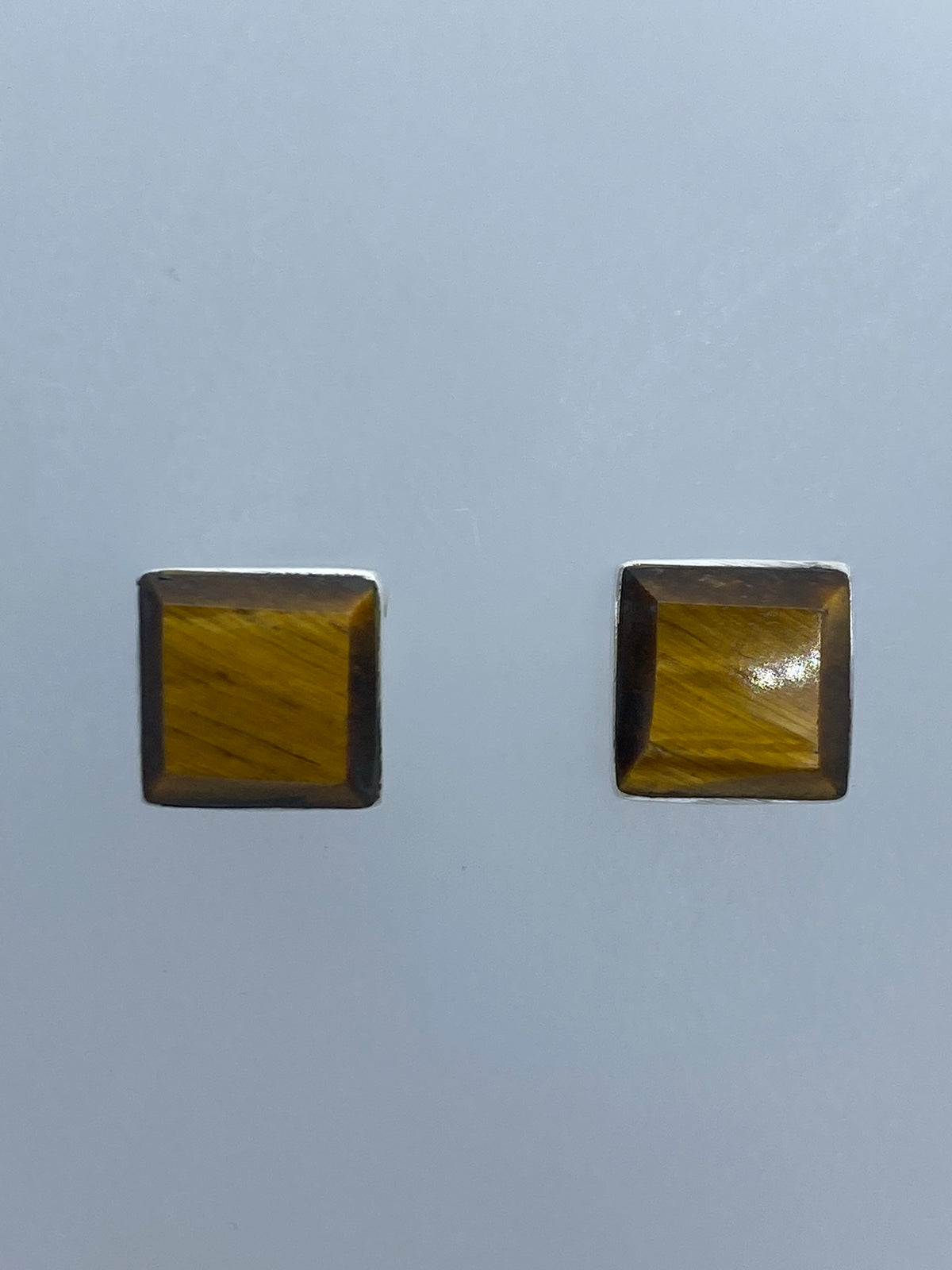 Detalle lateral de los aretes con engaste de plata 950