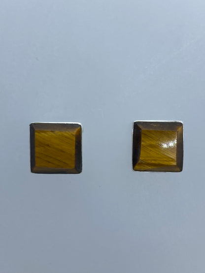 Detalle lateral de los aretes con engaste de plata 950