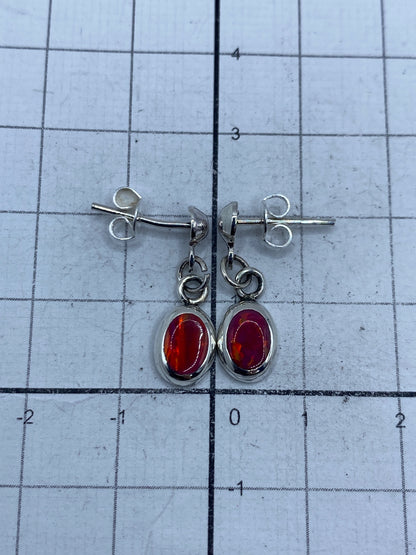 Aretes en medida exacta: 2.1 cm de largo × 7 mm de ancho