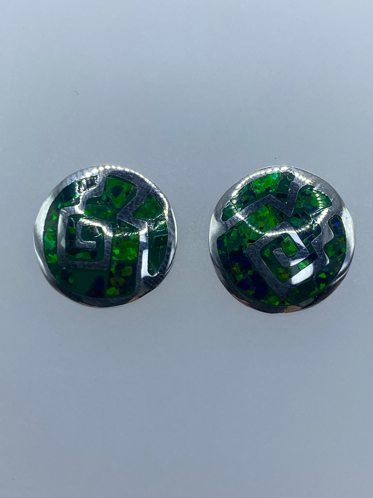 Par de aretes compactos de plata 950 mostrando el verde profundo del ópalo