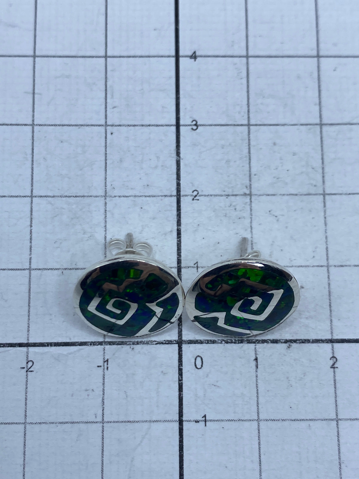 Aretes sobre fondo gris neutro, 1.4 cm de tamaño