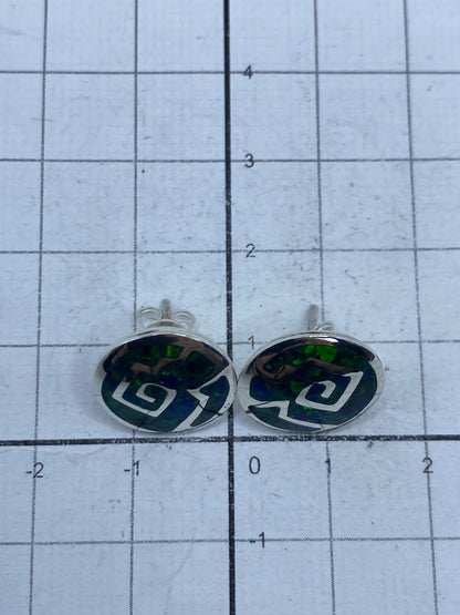 Aretes sobre fondo gris neutro, 1.4 cm de tamaño