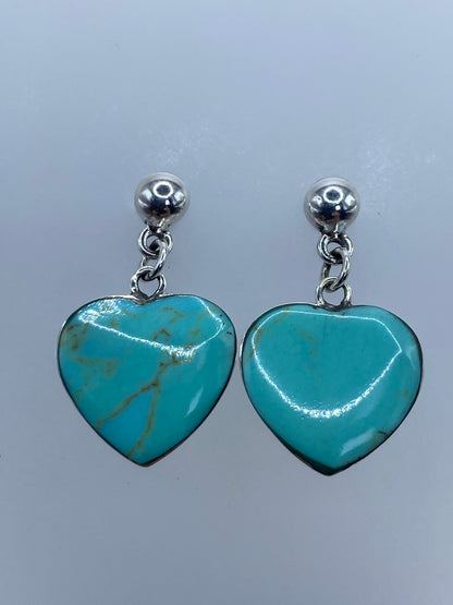 Aretes de turquesa y plata 925 sobre regla métrica mostrando medidas exactas de 2.7 cm