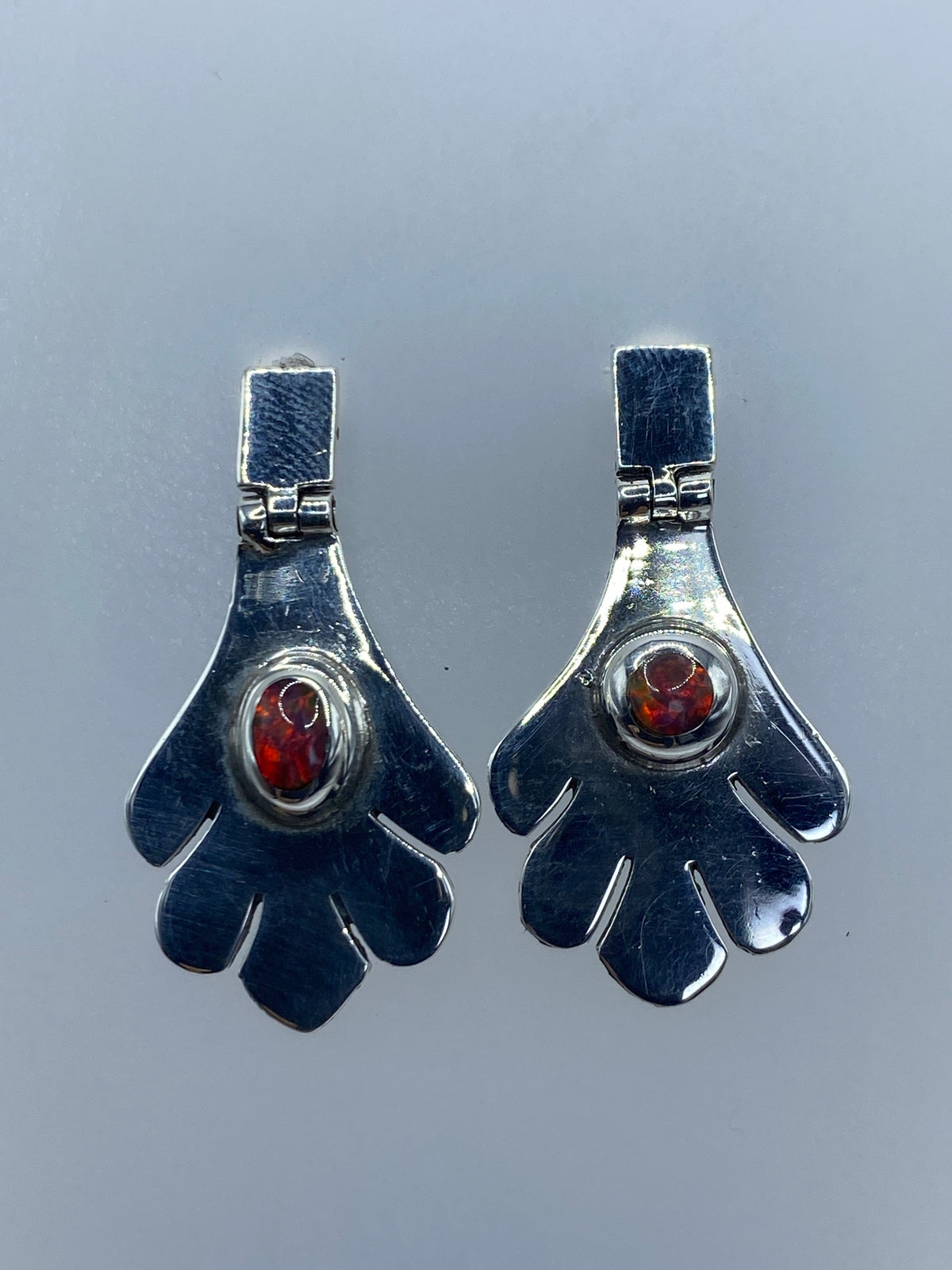 Aretes de plata con ópalo de fuego multicolor en diseño floral, par completo
