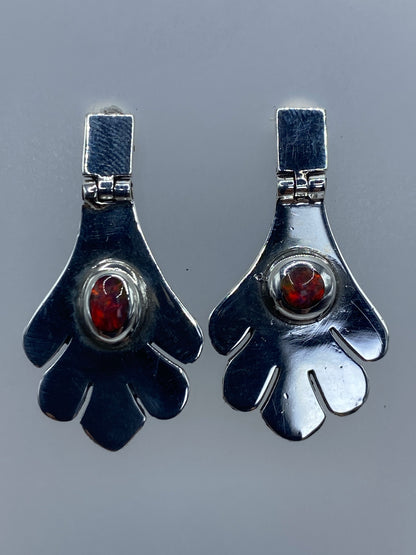 Aretes sobre regla mostrando 3 cm de largo