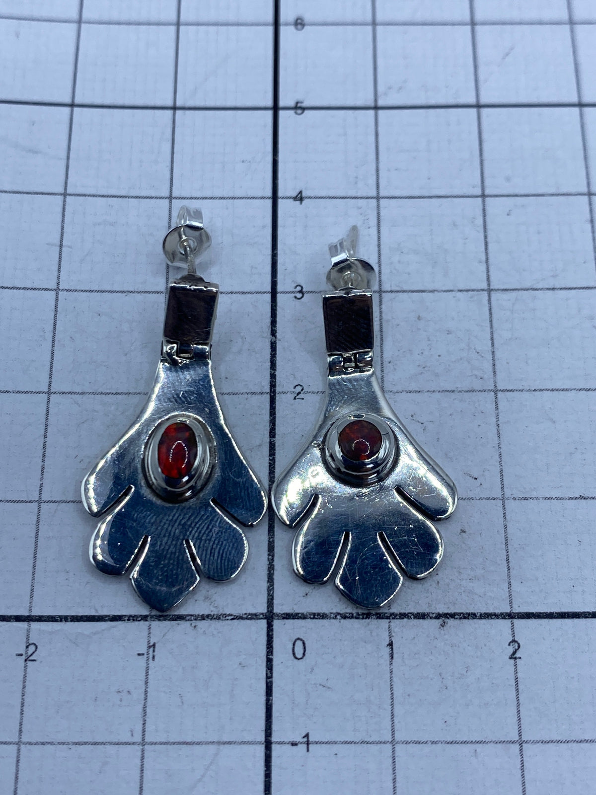 Aretes de plata 925 con ópalo que refleja tonos rojo, verde y naranja