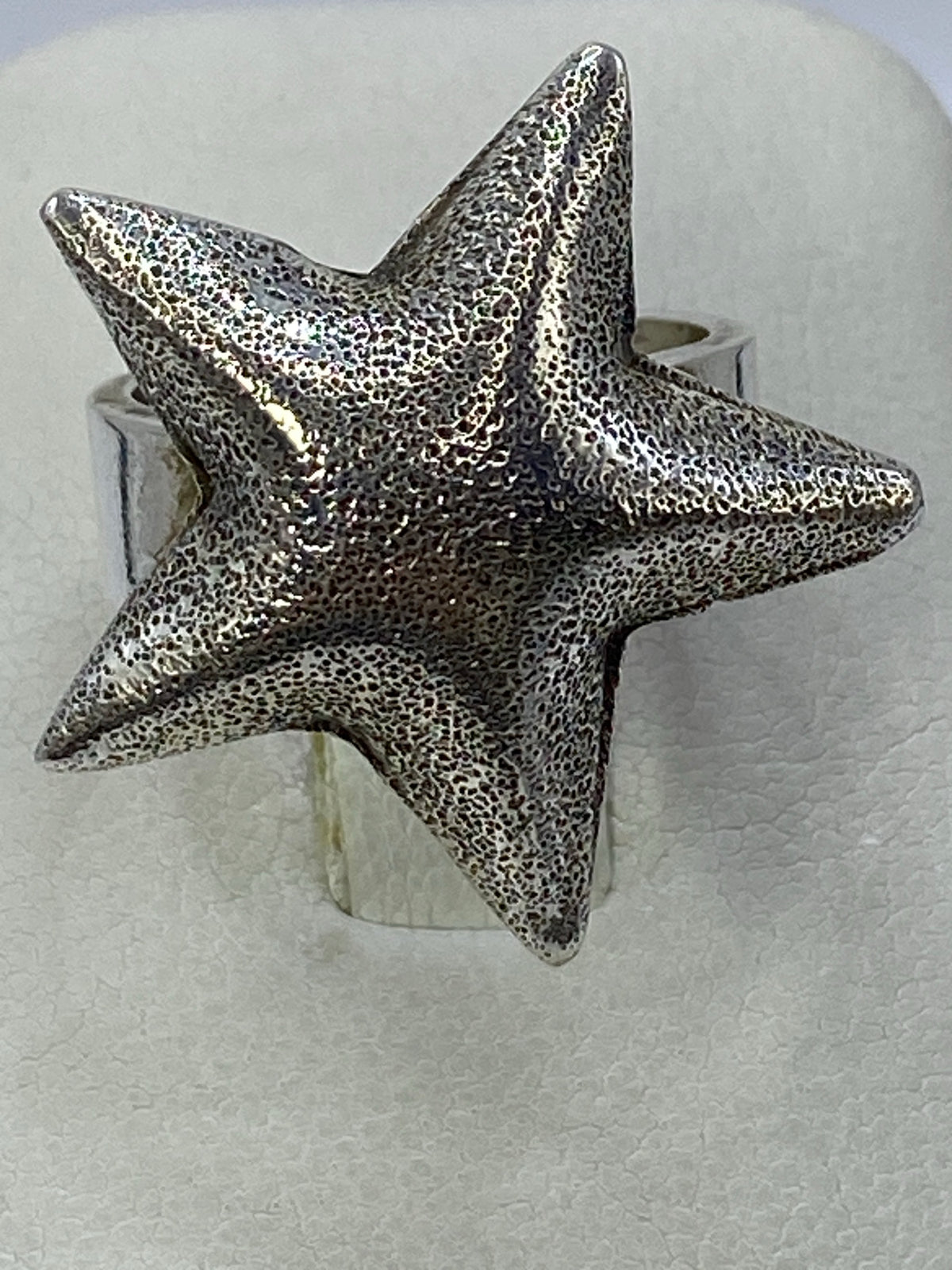 Anillo de plata con estrella de cinco puntas en acabado texturizado