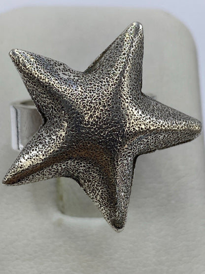 Detalle de la estrella y el Quinto 925 en el interior del anillo