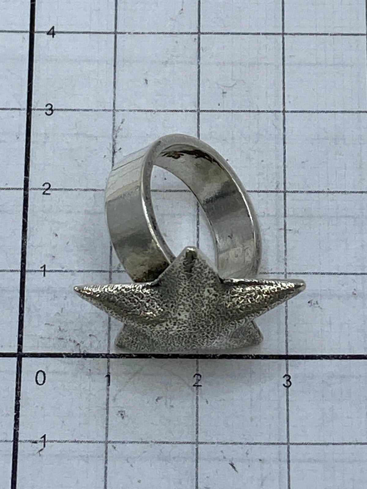Anillo de plata estrella en la mano mostrando peso y presencia