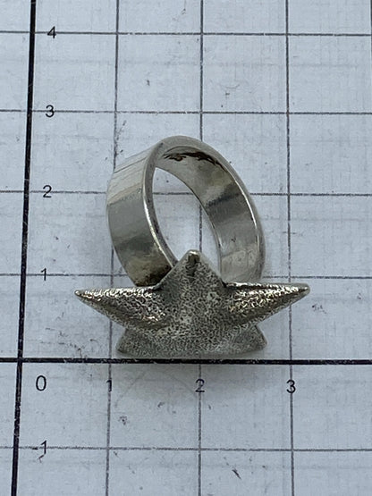 Anillo de plata estrella en la mano mostrando peso y presencia