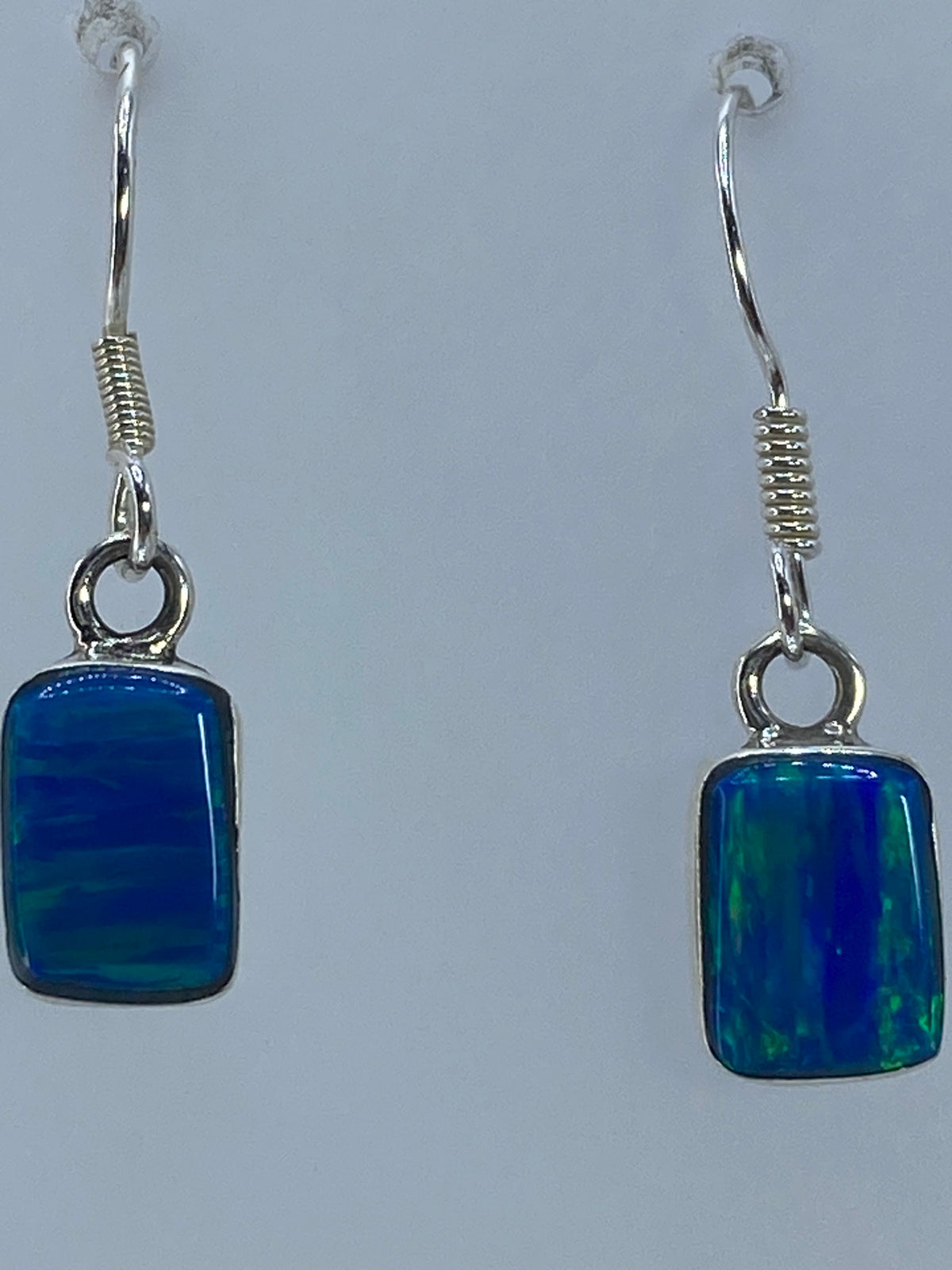 Aretes sobre regla mostrando el largo de 2.8 cm