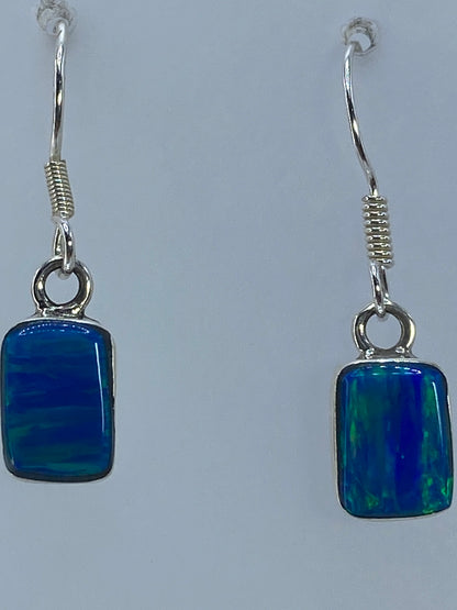 Aretes sobre regla mostrando el largo de 2.8 cm