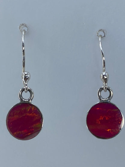 Aretes sobre regla de centímetros, miden 2.3 cm de largo