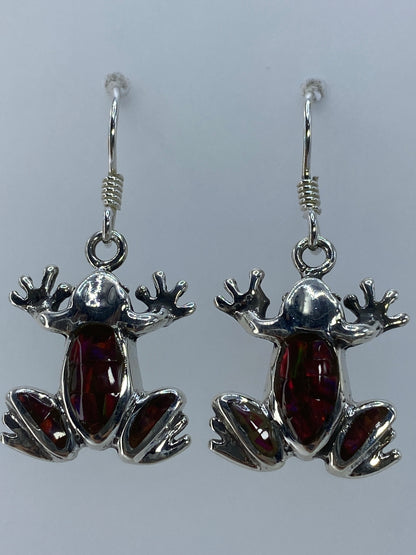 Detalle del engaste a mano de ópalo de fuego en aretes de plata 950 de Taxco