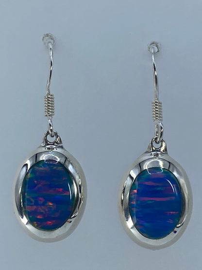 Aretes de plata con ópalo de fuego multicolor en tonos azul, rojo y verde