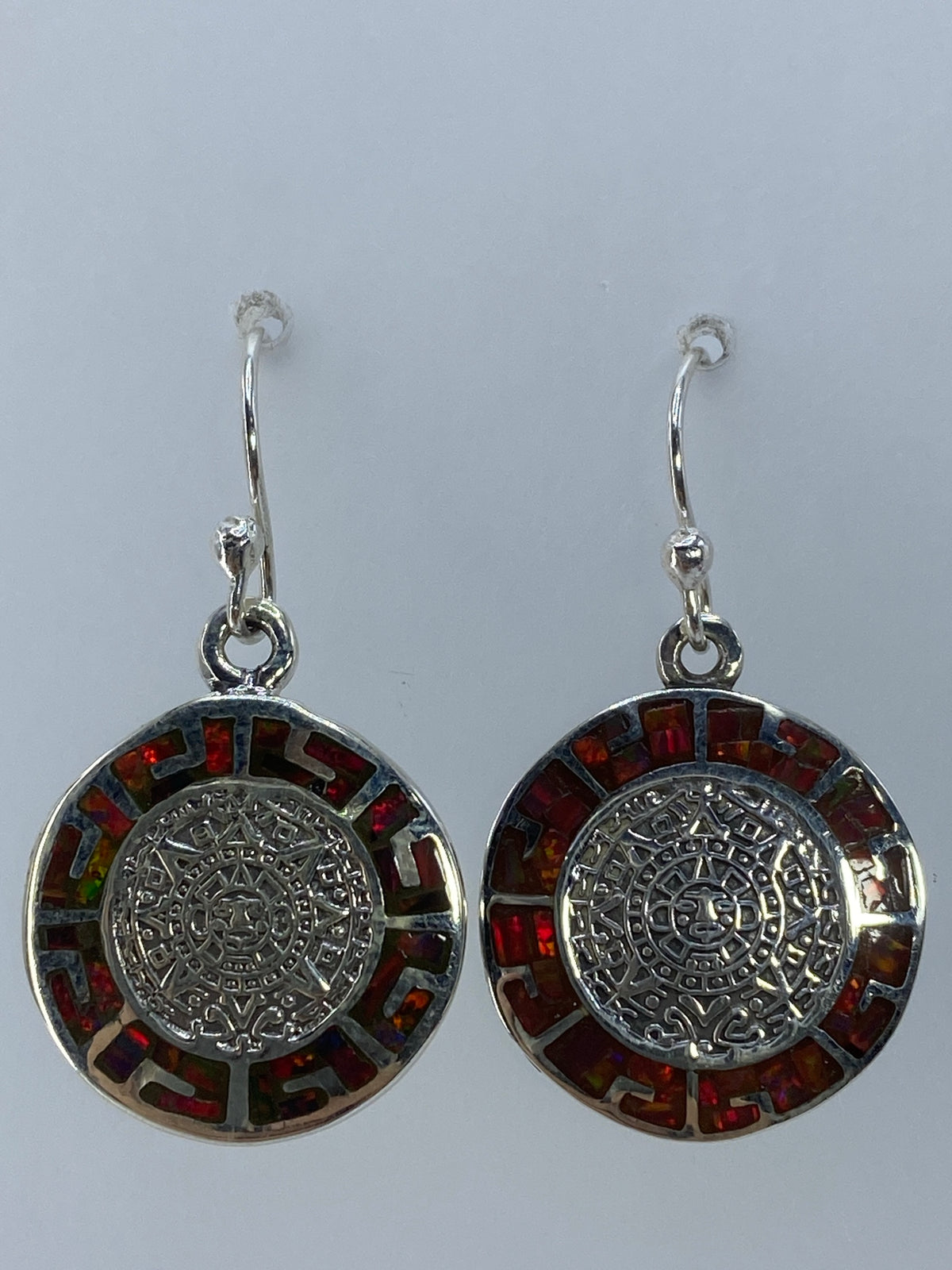 Aretes de plata 950 con ópalo de fuego multicolor, 3 cm de largo, sobre fondo blanco