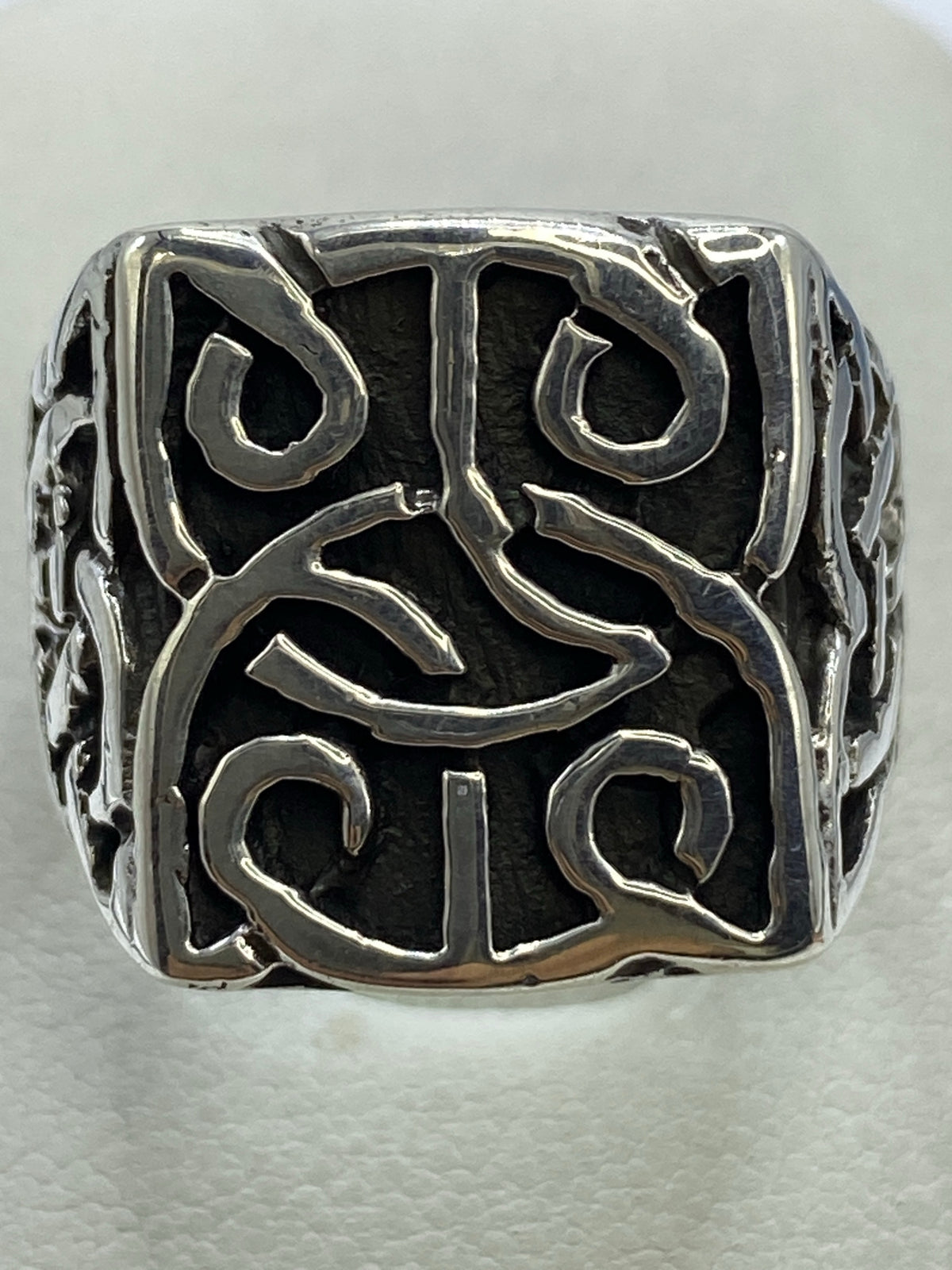 Detalle frontal del anillo calado en la mano mostrando precisión del corte