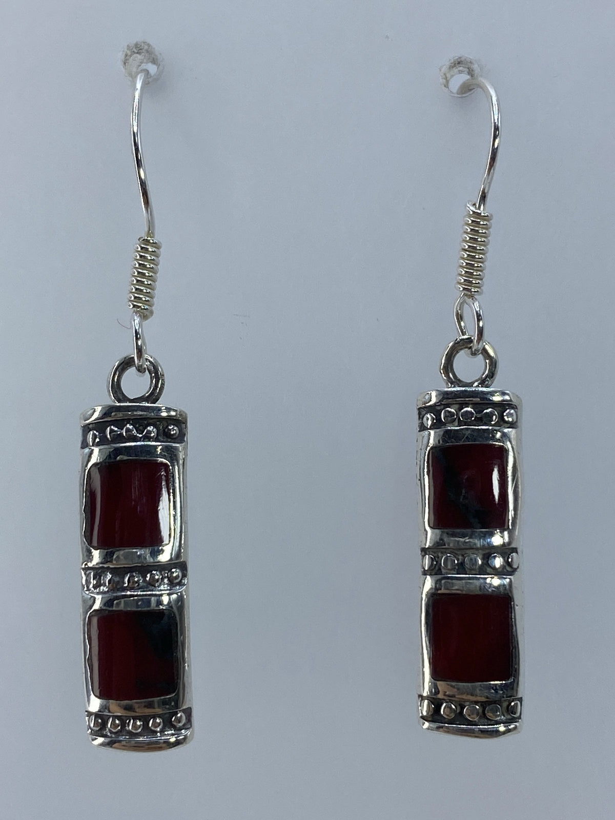 Par de aretes de plata 925 con coral rojo engastado, diseño cilíndrico con granulado, ganchos de plata brillante