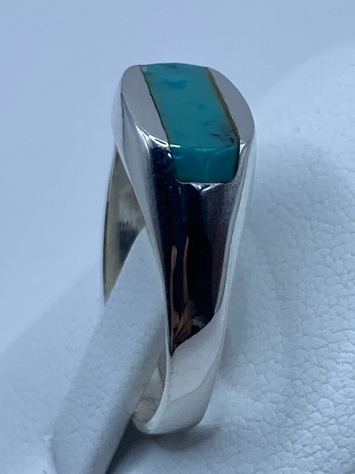Anillo en talla 8 de plata pura con turquesa, sobre regla de centímetros