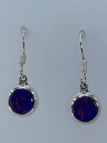Par de aretes de plata 925 con ópalo de fuego multicolor engastado, colgando de los ganchos