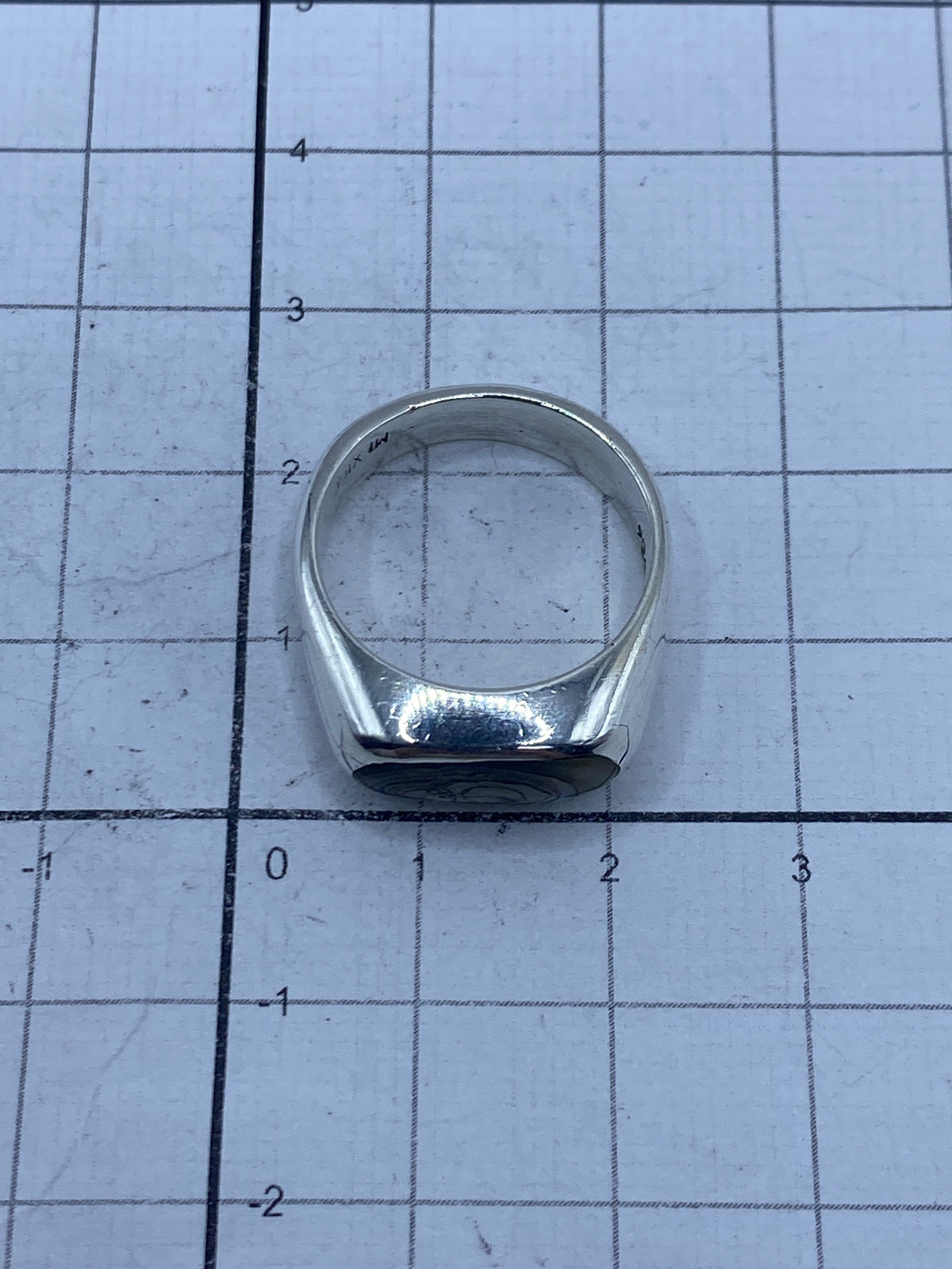 Anillo de plata con Quinto 925 y concha de abulón sobre fondo blanco