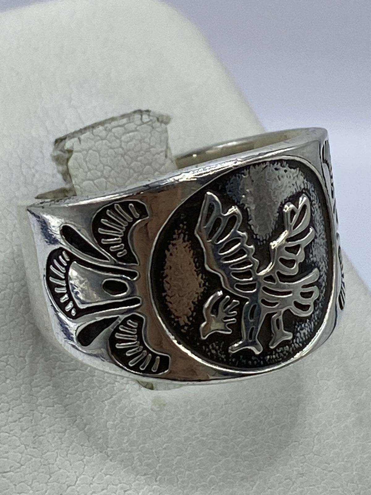 Detalle lateral del anillo mostrando el repujado artesanal y el acabado oscuro