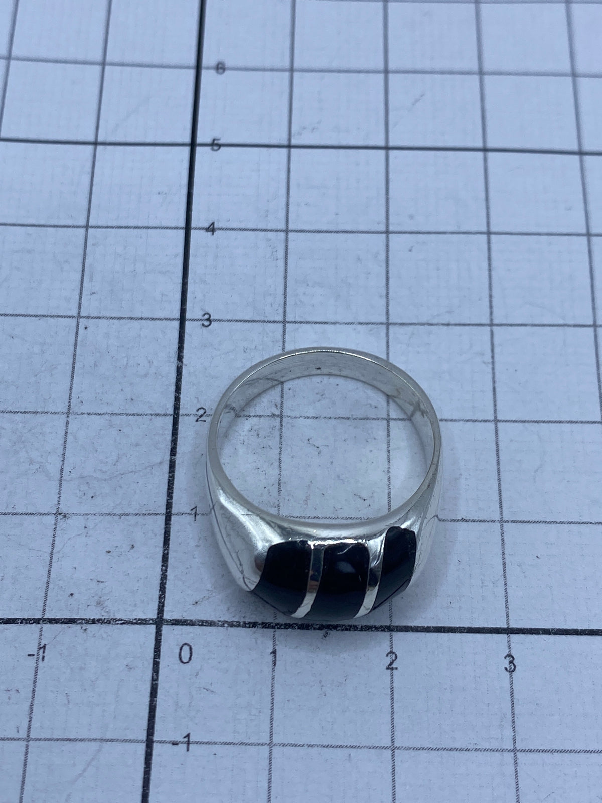 Anillo en báscula de precisión mostrando peso de 8.6 gramos con Quinto certificado