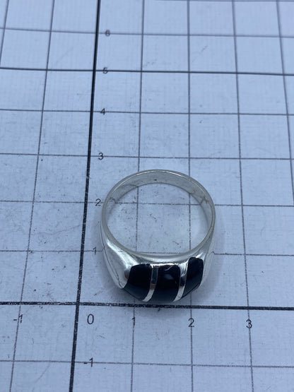 Anillo en báscula de precisión mostrando peso de 8.6 gramos con Quinto certificado
