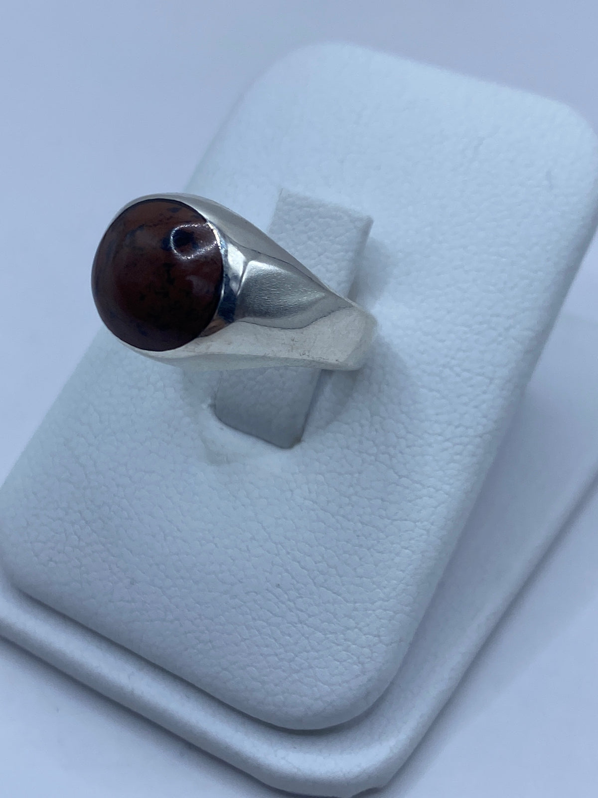 Detalle de la piedra Ojo de Tigre mostrando el efecto de luz natural