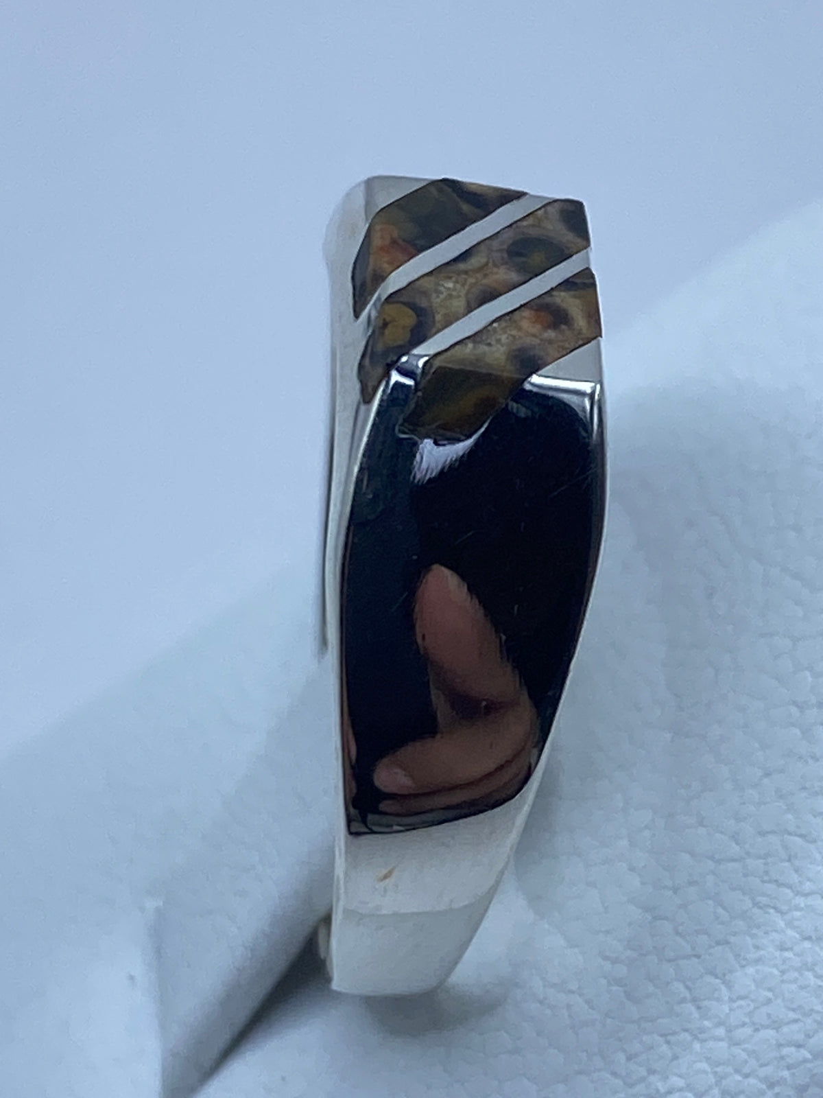 Anillo en la mano mostrando el peso ligero y el acabado pulido