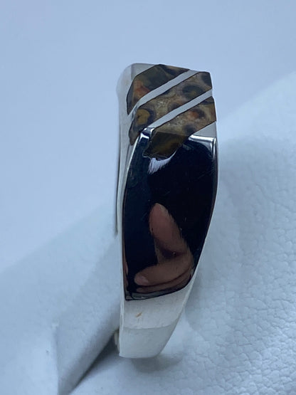 Anillo en la mano mostrando el peso ligero y el acabado pulido
