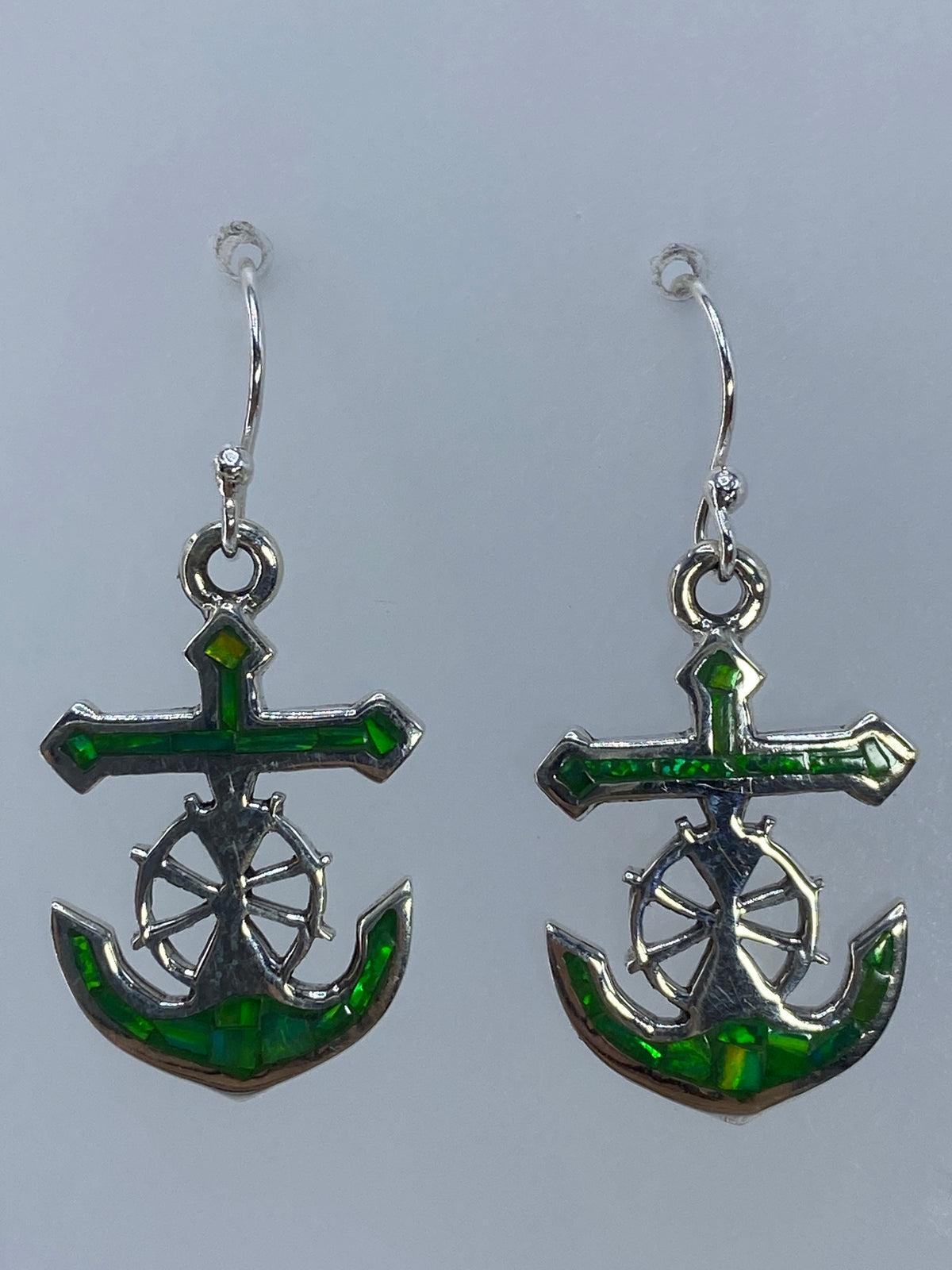 Par de aretes marineros de plata 950 con ópalo de fuego verde limón y diseño de ancla con timón