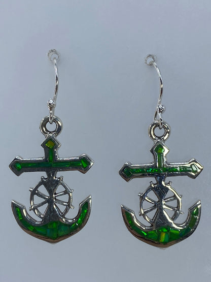 Par de aretes marineros de plata 950 con ópalo de fuego verde limón y diseño de ancla con timón