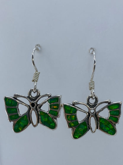 Par de aretes de mariposa en plata 950 con ópalo de fuego verde limón colgando del gancho