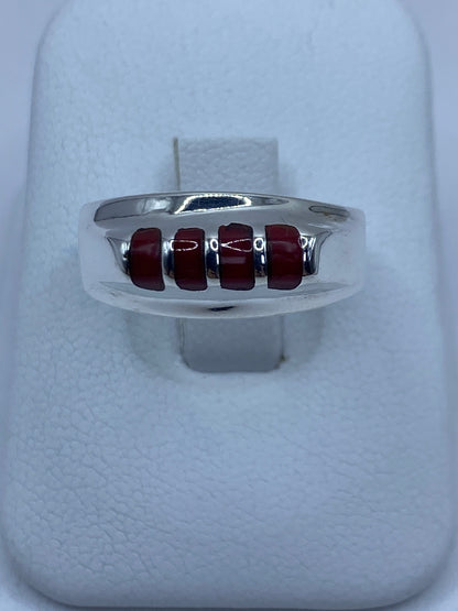 Anillo de plata 925 con coral rojo engastado en vista frontal