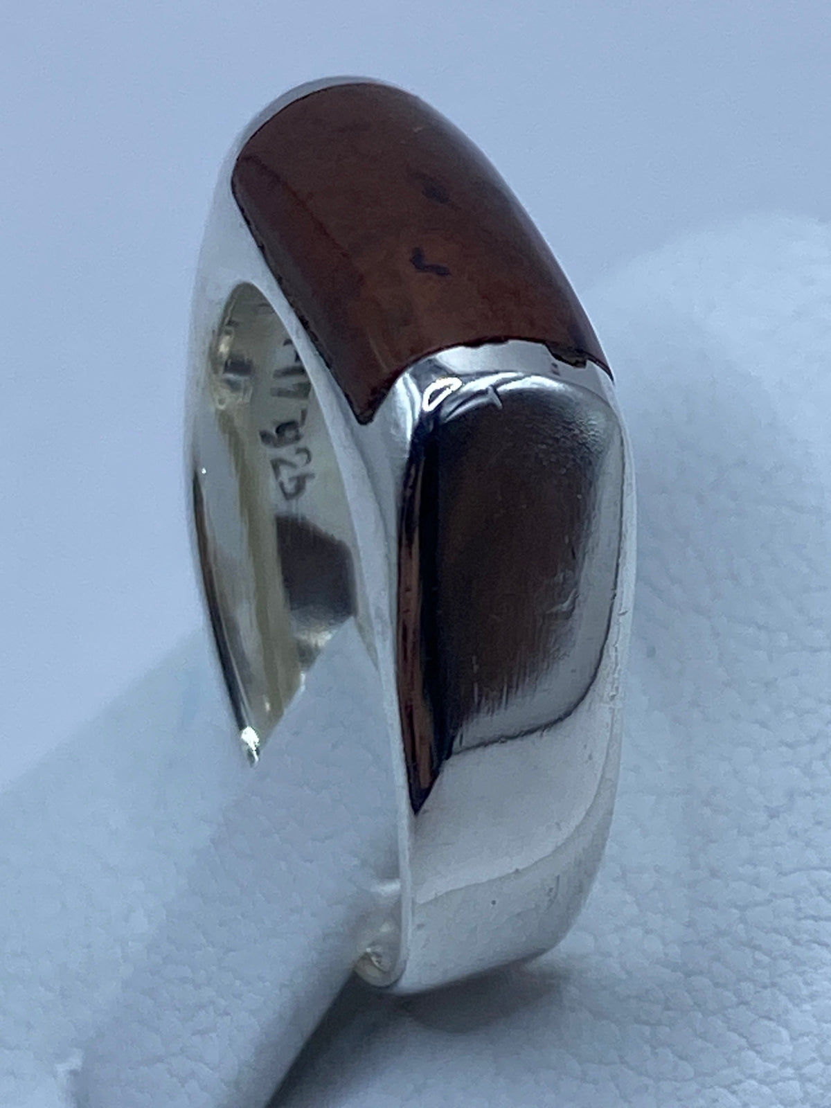 Anillo en mano masculina mostrando su peso y presencia