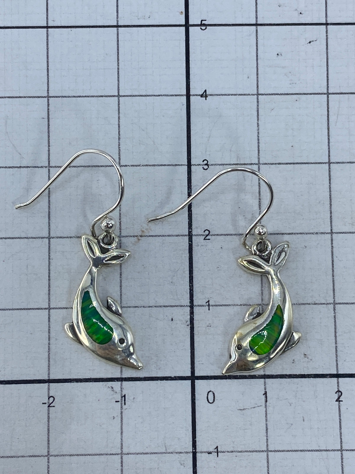 Aretes viendo de lado el brillo del ópalo verde limón en luz