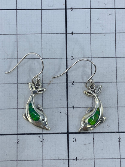 Aretes viendo de lado el brillo del ópalo verde limón en luz
