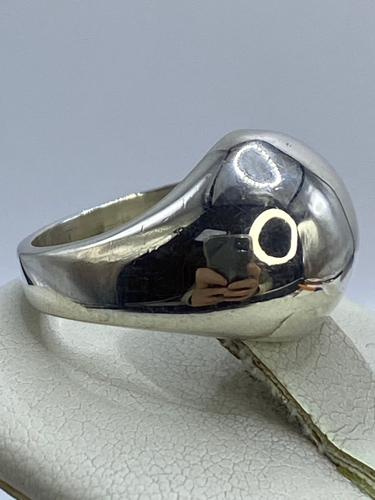 Vista frontal del anillo de plata brillante sin piedras