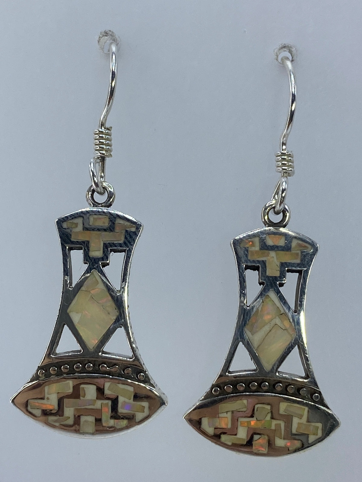 Par de aretes de plata 950 con ópalo de fuego multicolor, vista frontal