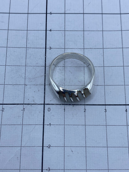 Anillo en mano masculina mostrando versatilidad y ajuste cómodo