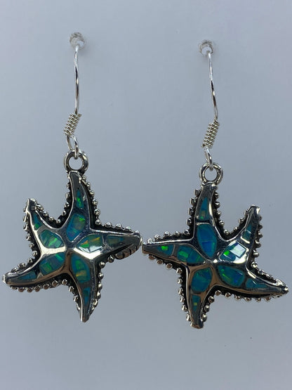 Par de aretes de plata en forma de estrella marina con ópalo de fuego verde limón